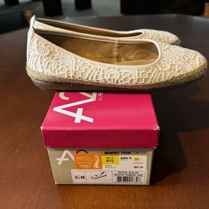 A2 by Aerosole, size 8.5, cream color w/ lace